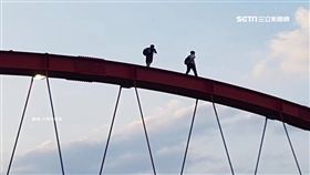 遊客爬20米高拱橋 法官:沒嚇到人不罰（花蓮,菁華橋,法官,拍照,攀爬,法律,漏洞）