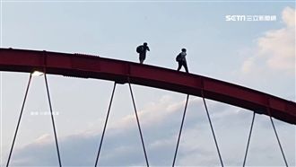 攀爬20米拱橋　法官：沒嚇到人不罰