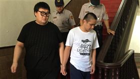 土豪哥遭押8月盼交保：悔過患病不會逃土豪哥朱家龍（前左）被控「W飯店女模案件」，高院3 日開延押庭訊問，朱說，被押逾8個月，有抄佛經悔過，患有糖尿病、皮膚潰爛及脊椎痛，不會逃亡，願每天三次赴警局報到，請求給予交保。中央社記者劉世怡攝  106年10月3日