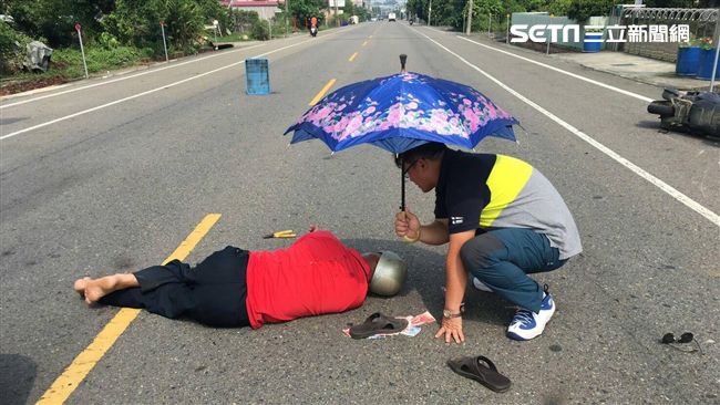 好暖！老翁車禍倒臥　警撐傘替他遮陽