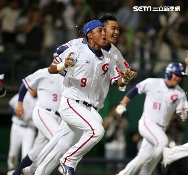 2017亞錦賽中華VS韓國精彩畫面，延長賽中華隊滿壘韓國再見失誤，3：2中華獲勝。（記者邱榮吉/攝影）