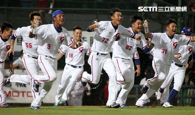 2017亞錦賽中華VS韓國精彩畫面，延長賽中華隊滿壘韓國再見失誤，3：2中華獲勝。（記者邱榮吉/攝影）