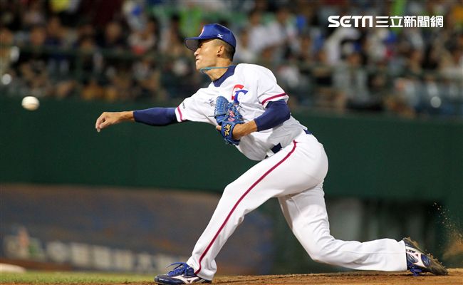 2017亞錦賽中華VS韓國精彩畫面，延長賽中華隊滿壘韓國再見失誤，3：2中華獲勝。（記者邱榮吉/攝影）