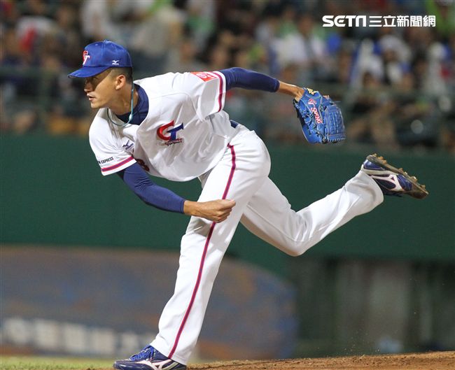 2017亞錦賽中華VS韓國精彩畫面，延長賽中華隊滿壘韓國再見失誤，3：2中華獲勝。（記者邱榮吉/攝影）