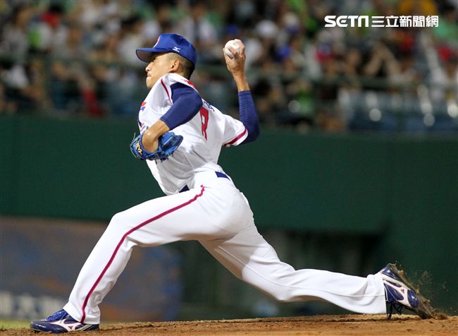 2017亞錦賽中華VS韓國精彩畫面，延長賽中華隊滿壘韓國再見失誤，3：2中華獲勝。（記者邱榮吉/攝影）