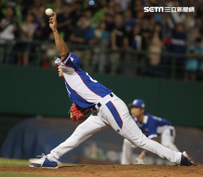 2017亞錦賽中華VS韓國精彩畫面，延長賽中華隊滿壘韓國再見失誤，3：2中華獲勝。（記者邱榮吉/攝影）