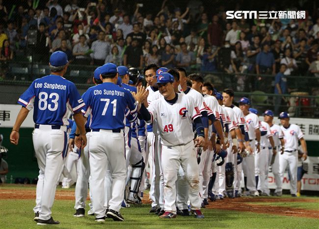 2017亞錦賽中華VS韓國精彩畫面，延長賽中華隊滿壘韓國再見失誤，3：2中華獲勝。（記者邱榮吉/攝影）