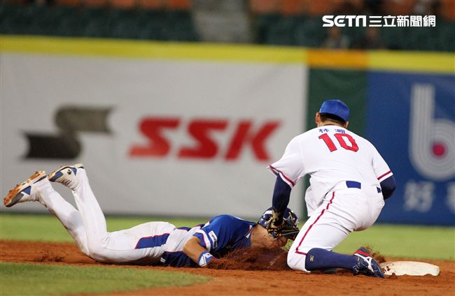 2017亞錦賽中華VS韓國精彩畫面，延長賽中華隊滿壘韓國再見失誤，3：2中華獲勝。（記者邱榮吉/攝影）