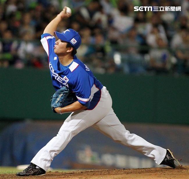 2017亞錦賽中華VS韓國精彩畫面，延長賽中華隊滿壘韓國再見失誤，3：2中華獲勝。（記者邱榮吉/攝影）