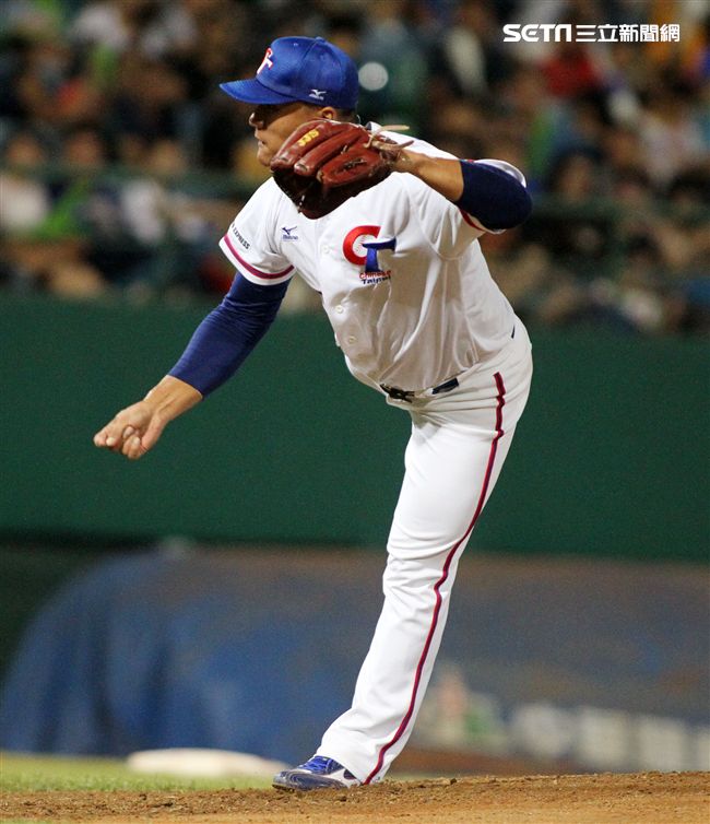 2017亞錦賽中華VS韓國精彩畫面，延長賽中華隊滿壘韓國再見失誤，3：2中華獲勝。（記者邱榮吉/攝影）