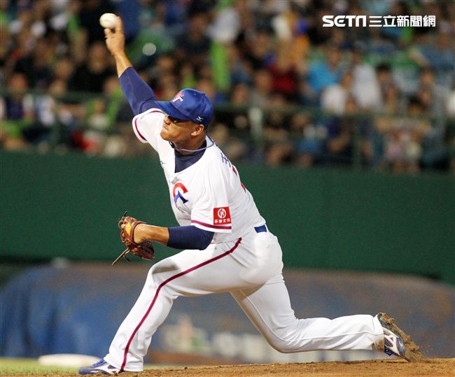 2017亞錦賽中華VS韓國精彩畫面，延長賽中華隊滿壘韓國再見失誤，3：2中華獲勝。（記者邱榮吉/攝影）