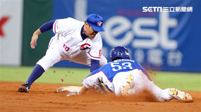 2017亞錦賽中華VS韓國精彩畫面，延長賽中華隊滿壘韓國再見失誤，3：2中華獲勝。（記者邱榮吉/攝影）