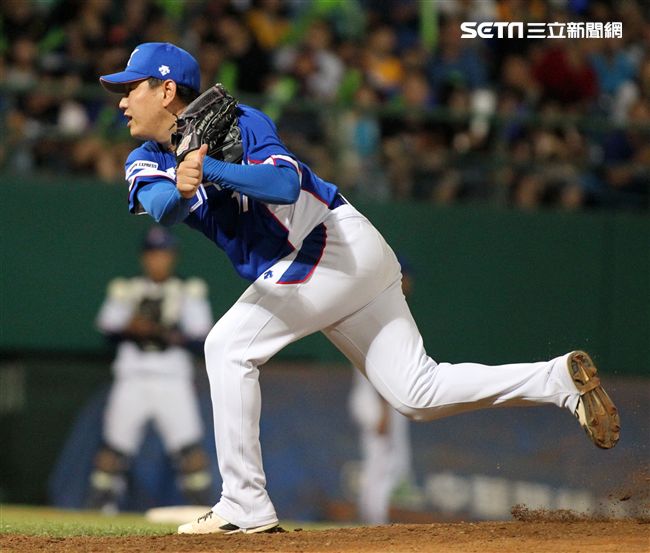 2017亞錦賽中華VS韓國精彩畫面，延長賽中華隊滿壘韓國再見失誤，3：2中華獲勝。（記者邱榮吉/攝影）