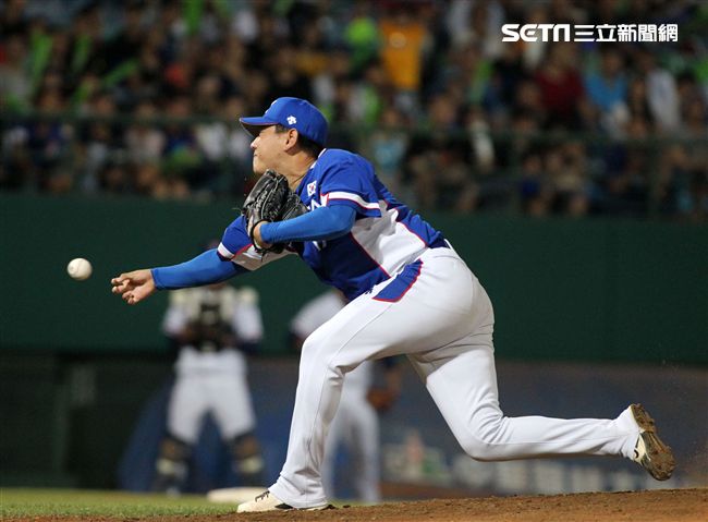 2017亞錦賽中華VS韓國精彩畫面，延長賽中華隊滿壘韓國再見失誤，3：2中華獲勝。（記者邱榮吉/攝影）