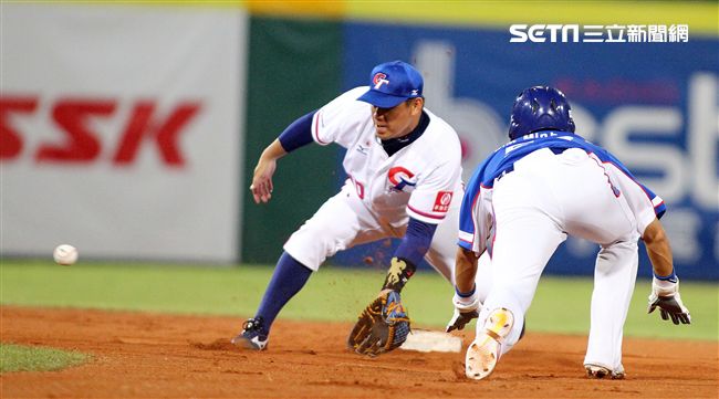 2017亞錦賽中華VS韓國精彩畫面，延長賽中華隊滿壘韓國再見失誤，3：2中華獲勝。（記者邱榮吉/攝影）