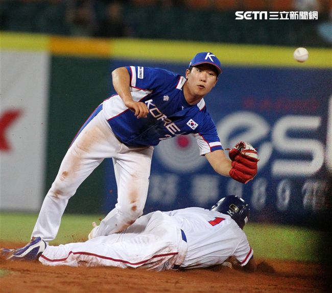 2017亞錦賽中華VS韓國精彩畫面，延長賽中華隊滿壘韓國再見失誤，3：2中華獲勝。（記者邱榮吉/攝影）