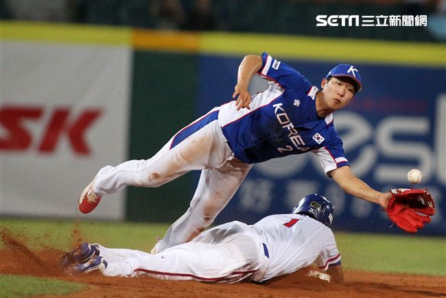 2017亞錦賽中華VS韓國精彩畫面，延長賽中華隊滿壘韓國再見失誤，3：2中華獲勝。（記者邱榮吉/攝影）