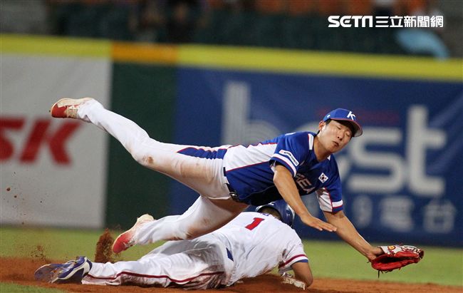 2017亞錦賽中華VS韓國精彩畫面，延長賽中華隊滿壘韓國再見失誤，3：2中華獲勝。（記者邱榮吉/攝影）