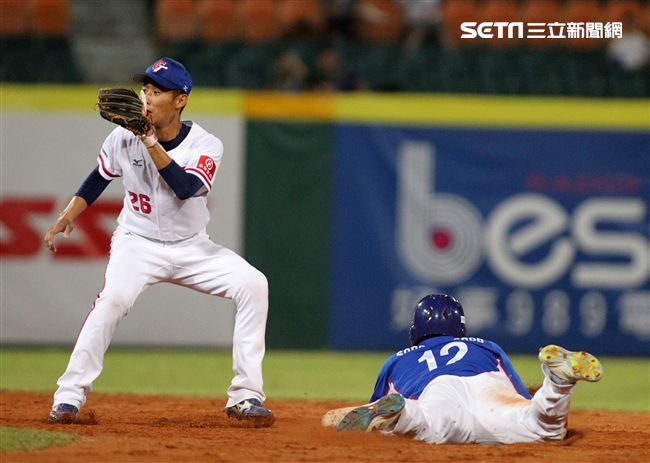 2017亞錦賽中華VS韓國精彩畫面，延長賽中華隊滿壘韓國再見失誤，3：2中華獲勝。（記者邱榮吉/攝影）