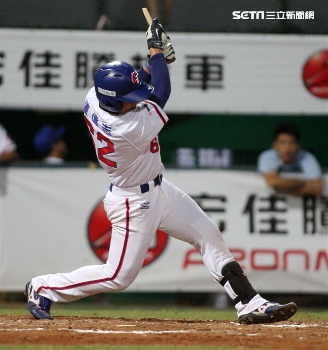 2017亞錦賽中華VS韓國精彩畫面，延長賽中華隊滿壘韓國再見失誤，3：2中華獲勝。（記者邱榮吉/攝影）