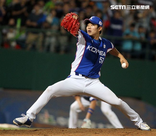 2017亞錦賽中華VS韓國精彩畫面，延長賽中華隊滿壘韓國再見失誤，3：2中華獲勝。（記者邱榮吉/攝影）