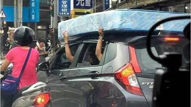 超狂車主「這樣」運床墊　讓網友看呆