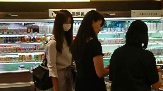 直擊周子瑜返台過中秋　黏媽逛超市