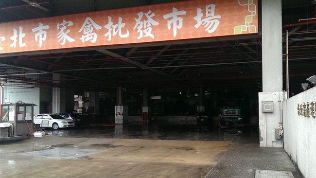 男失足墜落貨梯井　遭配重塊壓頸身亡