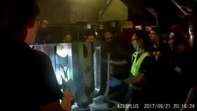 消防人員利用油壓剪將鐵門撐開協助潘男脫困。（圖／翻攝畫面）