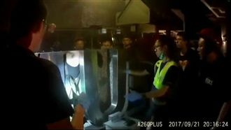 扳自動門開關重心不穩　男卡門縫受困