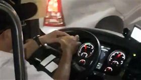 駕駛開始剝起柚子。（圖／擷取自宜蘭知識+）