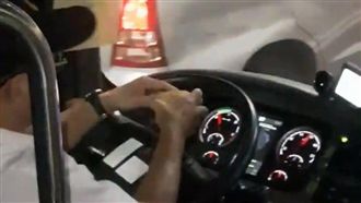 阿羅哈教訓還不夠？　駕駛隧道剝柚子