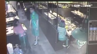 演很大！男邊直播邊吃霸王餐後逃跑