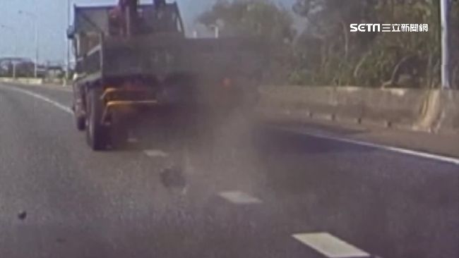 貨車傳動軸掉國道　3車衰撞輾爆胎