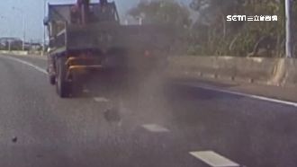 貨車傳動軸掉國道　3車衰撞輾爆胎