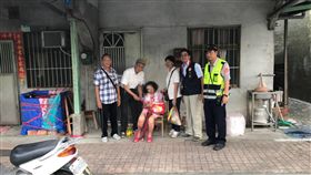 中秋節團圓日　暖警關懷86歲獨居老人新店一名86歲獨居老阿嬤中秋節獨自過節，新北市政府警察局新店分局屈尺派出所前往阿嬤家訪視關懷，並濟助金錢及民生用品物資，讓阿嬤感受過節的溫暖。（警方提供）中央社記者林長順傳真　106年10月4日
