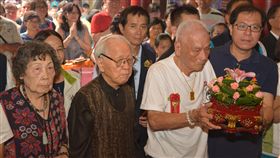 98歲媽祖契子　中秋節團拜謝神恩（1）嘉義縣新港奉天宮4日舉辦媽祖「契子女」中秋節回宮大團圓活動，由媽祖契子女中最高齡者、現年98歲的林福來（前右2）向媽祖獻花。（奉天宮提供）中央社記者江俊亮傳真　106年10月4日