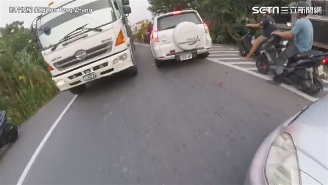 騎士當「人工紅綠燈」　揮手疏通車潮