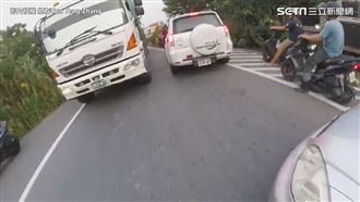 騎士當「人工紅綠燈」　揮手疏通車潮