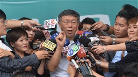 柯文哲：陸續找地方當成南門市場中繼處台北市長柯文哲（中）4日下午出席公開活動後受訪表示，南門市場是海砂屋，一定要拆掉重建，改建期間不能停止營運，陸續要找地方作為中繼市場，看過後若適當，才進行評估。中央社記者孫仲達攝　106年10月4日