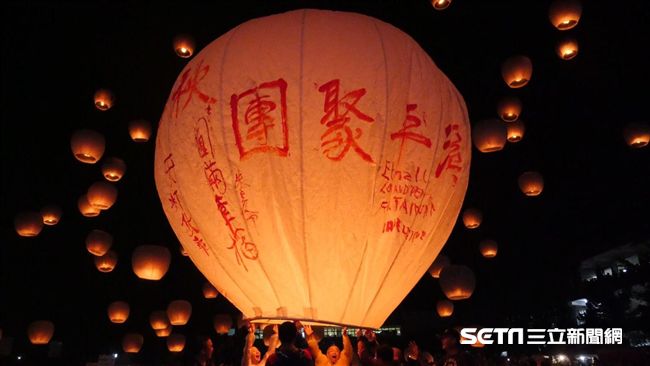 中秋放天燈！月亮造型天燈驚艷登場