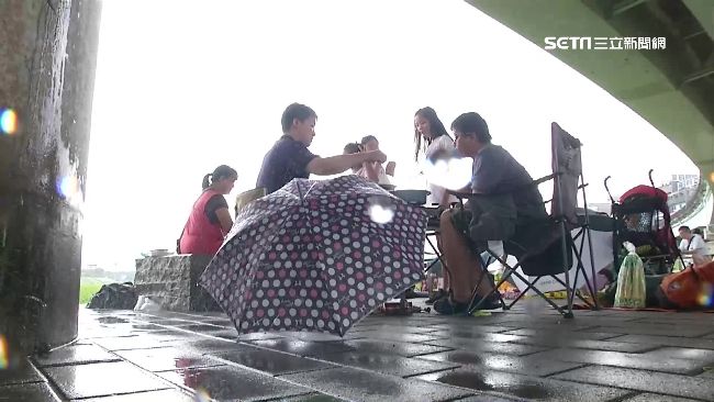 烤肉「避雨」卡位戰！　橋墩下人潮爆