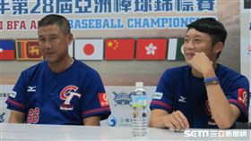 ▲亞錦賽中華隊總教練郭李建夫（左）與投手江國豪出席賽後記者會。（圖／記者蕭保祥攝）