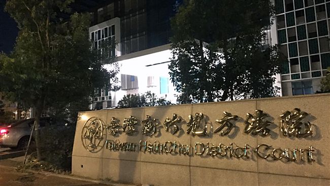 貿然穿越馬路釀禍　2碩士女遭判刑