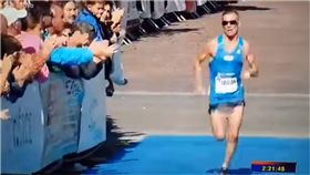 馬拉松,Jozef Urban,下體,生殖器,短褲,斯洛伐克,Košice Peace Marathon,走光　圖／翻攝自YouTube