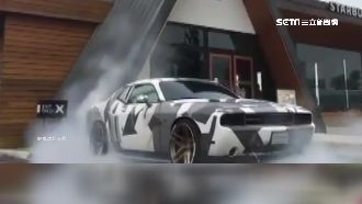 最美星巴克前燒胎　跑車熔膠噴黑外牆