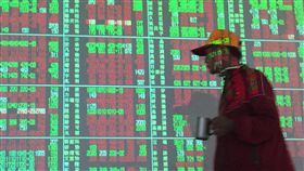 台股站上萬點65天（2）台股自5月23日以來站上萬點後，至今已是第65個交易日停留在萬點之上，根據台灣證券交易所統計，可望追平1990年1月11日至4月6日所創下的史上最長紀錄。圖為22日投資人在盤面觀看盤市。中央社記者董俊志攝　106年8月22日