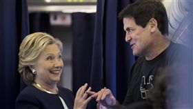 希拉蕊與小牛隊老闆（圖／美聯社／達志影像）