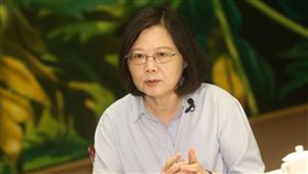 總統：當初在野黨要二例 壓縮彈性空間總統蔡英文（圖）說，當初一例一休修法時，所有在野黨都主張二例，立法過程因為此壓力，一例一休可以調整的空間就被壓縮；至於勞基法是否要全盤檢視，蔡總統認為，應該分階段處理。中央社記者吳家昇攝　106年10月3日