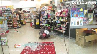 只是滑了一下　騎士誤催油門撞進超商